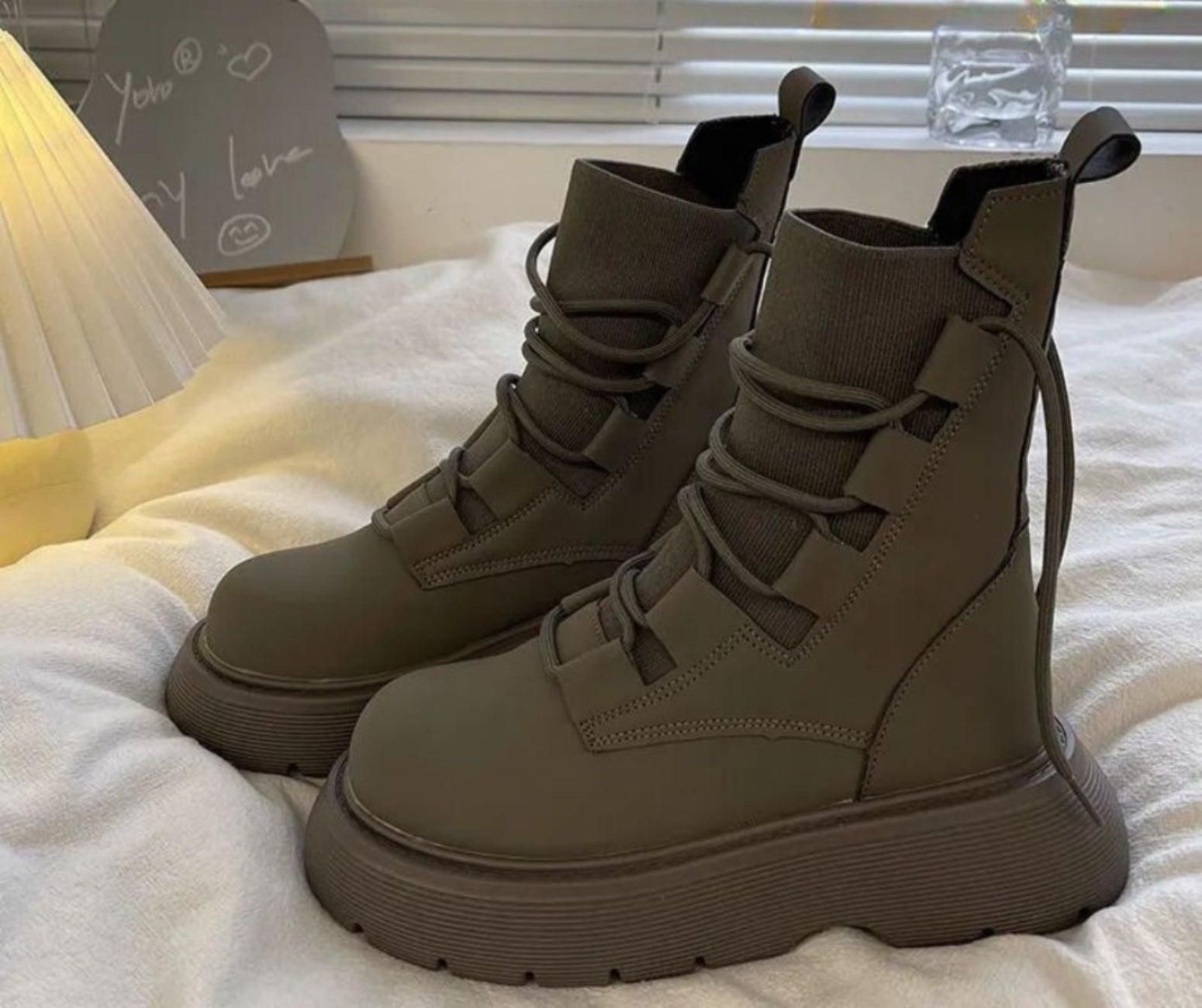 Women's Winter Boots with Insulated Lining and Sturdy Sole